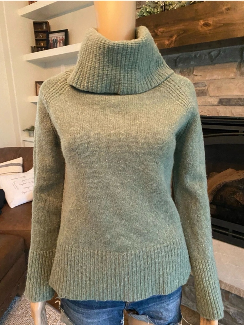 Newton Trading Co. small Green 100% Wool Turtleneck Sweater-002*